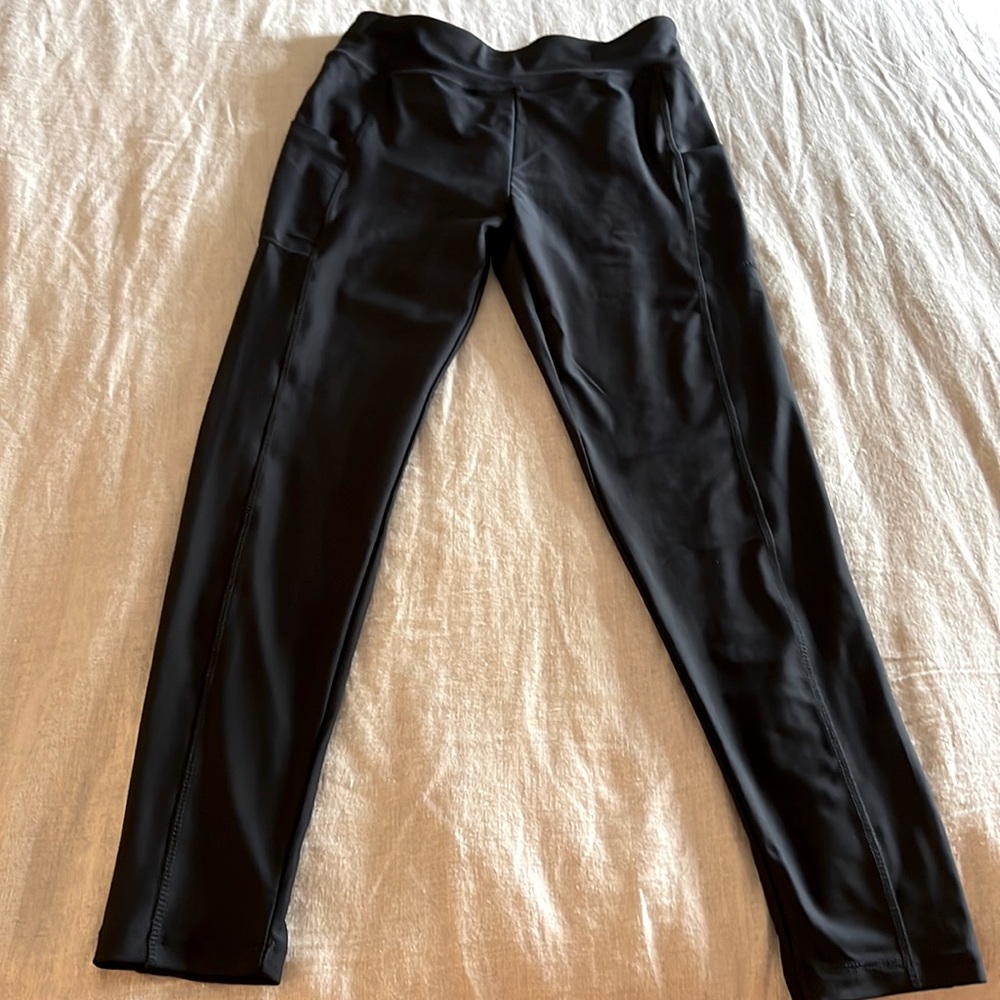 Like new-black leggings w side pockets